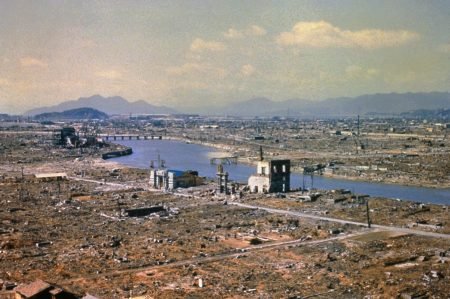 Los EEUU arrojan bombas atómicas sobre Japón