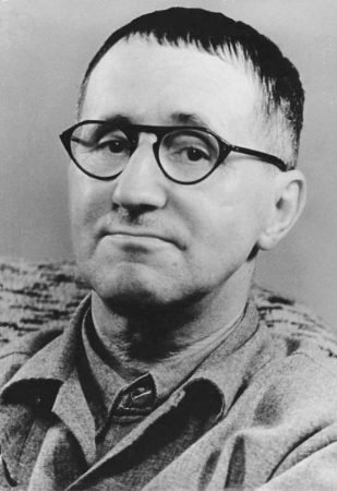 Nace el dramaturgo y comunista Bertol Brecht